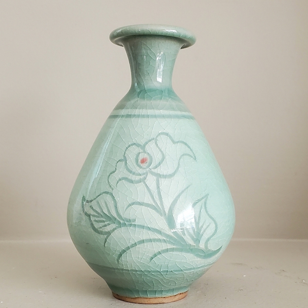 Vintage Korean Asian Celadon Green Floral Bud Vase Crackle Glaze 4"H